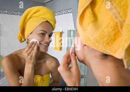 Giovane donna in bagno facendo cure di bellezza Foto Stock