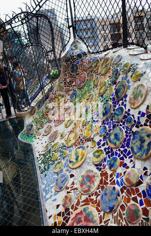 Mosaico Trencadis dalla piastrella rotta cocci sulla terrazza di Casa Batllo a Barcellona, Spagna. Foto Stock