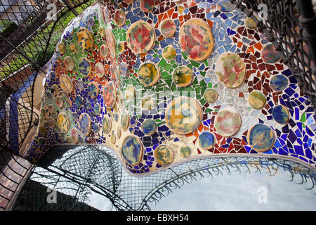 Mosaico Trencadis dalla piastrella rotta cocci sulla terrazza di Casa Batllo a Barcellona, Spagna. Foto Stock