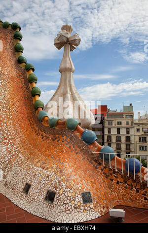 Casa Batllo a Barcellona, in Catalogna, Spagna. Dragonlike rotto cocci di piastrelle a mosaico attico sul tetto. Foto Stock