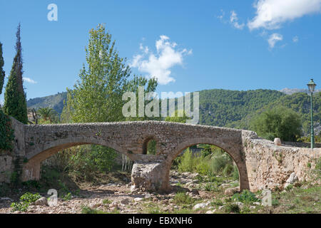 Vecchia romana doppia arcata del ponte di pietra Pollenca Mallorca Spagna Spain Foto Stock