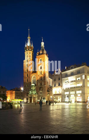 La Polonia, Cracovia mercato vecchio con Maria?s chiesa di ni Foto Stock