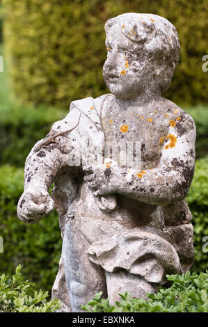 Villa Rizzardi (Giardino di Pojega), Negrar, Italia. Una lucertola corre lungo il braccio di una statua di un ragazzo Foto Stock