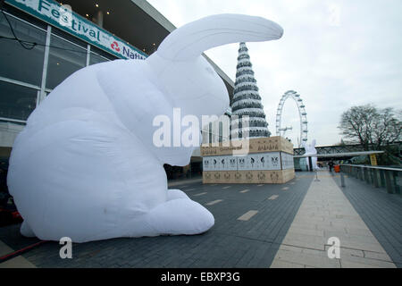 Londra, UK. Il 5 dicembre 2014. Cinque 7m alto gonfiabile conigli bianchi dell'artista australiana Amanda Parer lanciare il festival invernale presso il centro di Southbank Credito: amer ghazzal/Alamy Live News Foto Stock