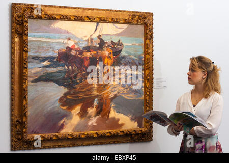 Londra, Regno Unito. 5 dicembre, 2014. Rinomato in tutto il mondo aution house Sotheby's è di offrire una collezione di britannici e continentali maestri per essere venduti all'asta il 10 dicembre 2014. Nella foto: una donna ammira il grassetto pennellate di Joaquin Sorolla la Vuelta de la pesca, Playa Valencia (il ritorno dalla pesca, Valencia spiaggia) che si prevede di recuperare tra £1,4 e 1.8million all asta. Credito: Paolo Davey/Alamy Live News Foto Stock