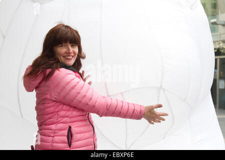 Londra, UK. Il 5 dicembre 2014. Artista australiana Amanda Parer tenendo premuto uno dei cinque conigli per lanciare il festival invernale presso il centro di Southbank Credito: amer ghazzal/Alamy Live News Foto Stock