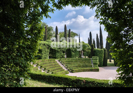 Siepi di scatola e carpino perfettamente tagliate formano il teatro verde 18c disegnato da Luigi Trezza, a Villa Rizzardi, Negrar, Veneto, Italia Foto Stock