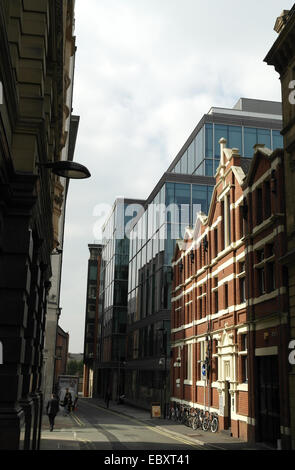 Ritratto Solare Atkinson Street, rosso mattone Invicta House, vetro "2 Hardman Street', gente che passeggia, Spinningfields, Manchester Foto Stock