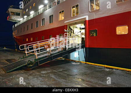 Landungsbrücke an der Einstiegsluke der Kong Harald im Hafen von Vardø, 24.02.2014 Foto Stock