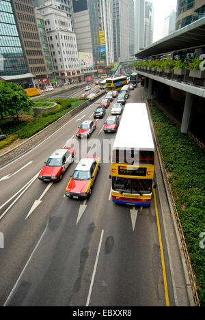 Taxi e bus su Connaught Road Central, Cina, Hong Kong Foto Stock