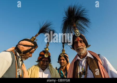 Gruppo di Jangam Sadhus, santo uomini, al Sangam, alla confluenza dei fiumi Gange e Yamuna e Saraswati Foto Stock