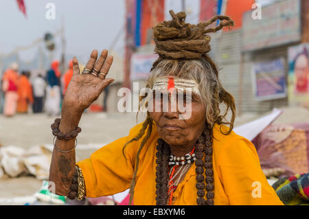 Shiva sadhvi, santa donna, al Sangam, alla confluenza dei fiumi Gange e Yamuna e Saraswati, durante il Kumbha Mela festival Foto Stock