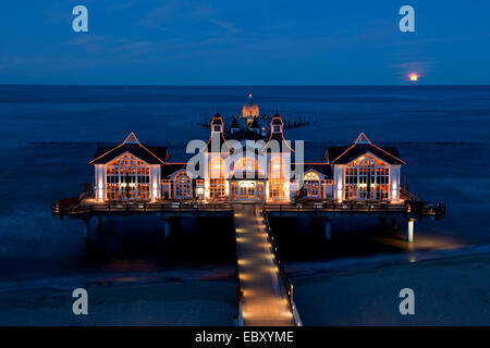 Molo di Sellin con la luna che sorge, Baltico Seaside Resort Sellin, Rügen, Meclemburgo-Pomerania, Germania Foto Stock