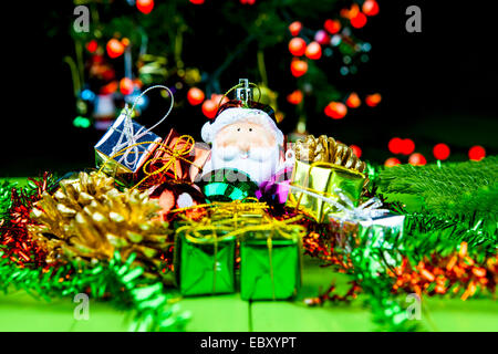 Le decorazioni di Natale presente con luce sfocata sullo sfondo Foto Stock