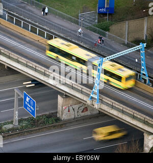 Vista gasometro fromt A 42 alta via ponte per autobus e pedestrains, in Germania, in Renania settentrionale-Vestfalia, la zona della Ruhr, Oberhausen Foto Stock