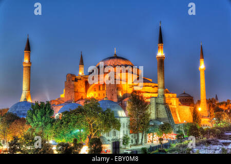 Illuminata da Hagia Sophia di notte, Europa, Eminönü, Istanbul, parte europea, Provincia di Istanbul, Turchia, lato europeo Foto Stock