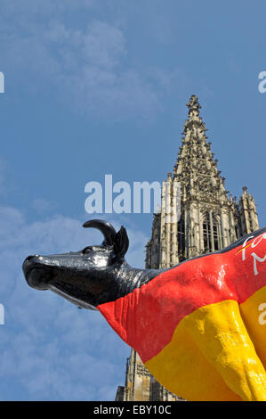 Protesta dei produttori di latte con una vacca artificiale per maggiori prezzi del latte, Ulmer Munster, Cattedrale di Ulm, in background, GERMANIA Baden-Wuerttemberg, Ulm Foto Stock