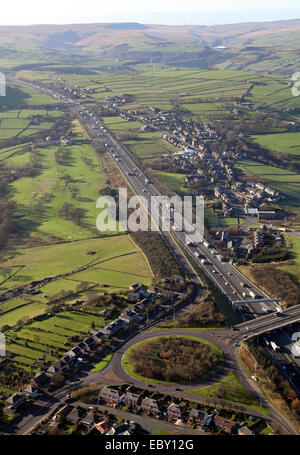 Vista aerea dell'autostrada M62 guardando ad ovest attraverso il Pennines verso Lancashire, Regno Unito Foto Stock