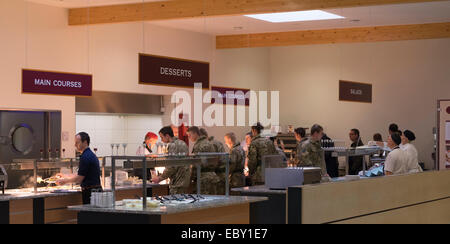 Soldati a pranzo in Athlone Barrack del ristorante JB's in Paderborn-Sennelager Foto Stock