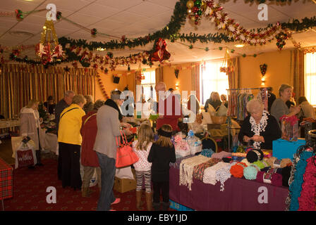 Vista generale di una piscina mercatino di natale in aiuto della carità, Bordon, hampshire, Regno Unito. Foto Stock