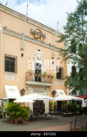 Dominikanische Republik, Santo Domingo, Zona Colonial, Zona Colonial, Parque Colon Nordseite, Hard Rock Cafe und passaggio Centro Foto Stock