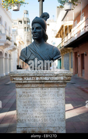 Dominikanische Republik, Santo Domingo, Zona Colonial, Calle El Conde, Büste des Nicolas de Ovando y Caceres an der Ende der str Foto Stock