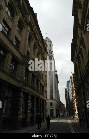 Pantina ritratto, alla luce del sole Art-Deco House e Byrom Street, gente camminare Atkinson Street, Spinningfields, Manchester, Regno Unito Foto Stock