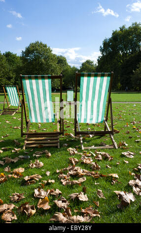 St James Park London al sole con sedie a sdraio fuori Foto Stock