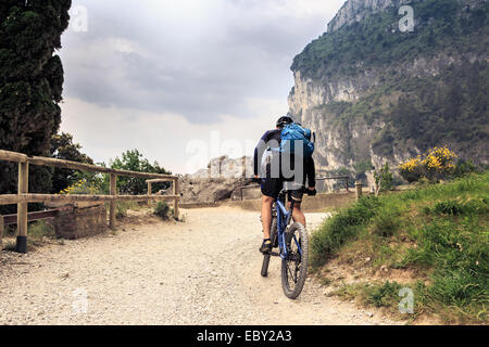 Gruppo di biker nella parte anteriore del lago di Garda in Italia Foto Stock