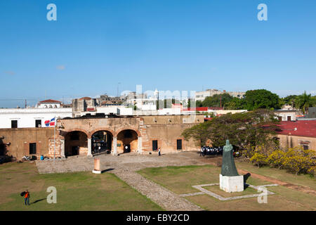 Dominikanische Republik, Santo Domingo, Zona Colonial, Ozama-Festung, Blick vom Torre Homenaje auf die Casa de Bastidas Foto Stock