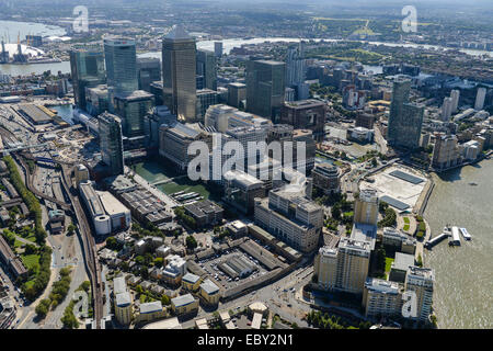 Una veduta aerea di Canary Wharf e dintorni guardando ad est Foto Stock