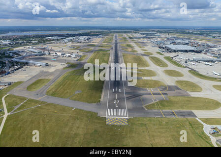 Una veduta aerea guardando ad ovest verso il basso della pista 27L all'aeroporto di Heathrow, Londra Foto Stock