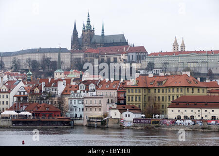 Praga, Repubblica Ceca. 04 dic 2014. La parte interna della città con il Castello Hradcany a Praga Repubblica Ceca, 04 dicembre 2014. Foto: ARMIN WEIGEL/dpa/Alamy Live News Foto Stock