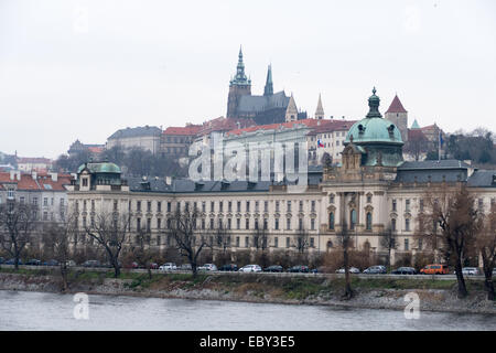 Praga, Repubblica Ceca. 04 dic 2014. La parte interna della città con il Castello Hradcany a Praga Repubblica Ceca, 04 dicembre 2014. Foto: ARMIN WEIGEL/dpa/Alamy Live News Foto Stock