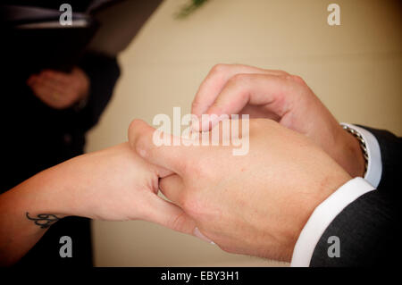 Sposa e lo sposo lo scambio di anelli. Foto Stock