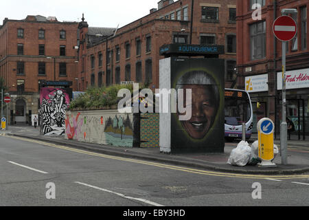 Grigio a vista cielo, Spear Street a edifici in mattoni, artwork murales, il tetto verde Il vecchio blocco servizi igienici, Stevenson Square, Manchester Foto Stock