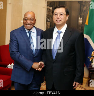 (141205) -- PECHINO, Dicembre 5, 2014 (Xinhua) -- Zhang Dejiang (R), presidente del comitato permanente per la Cina del congresso nazionale del popolo, incontra il Presidente sudafricano Jacob Zuma a Pechino Capitale della Cina, dicembre 5, 2014. (Xinhua/Yao Dawei) (dyhqwl) Foto Stock