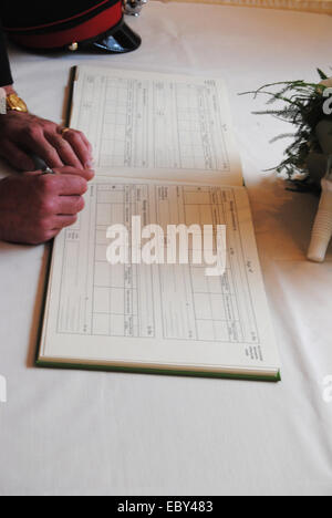 Sposa e lo sposo di firmare il registro di matrimonio Foto Stock