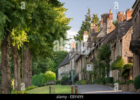 Grazioso cottage lungo la collina in Cotswolds città di Burford, Oxfordshire, Inghilterra. In estate (Luglio) 2014. Foto Stock