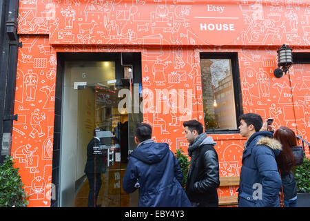 Leicester Square, Londra, Regno Unito. Il 5 dicembre 2014. La casa Etsy Pop-up Shop vicino a Leicester Square. Si tratta di un 3 giorno pop-up shop dotate di merci effettuate da commercianti Etsy. Credito: Matteo Chattle/Alamy Live News Foto Stock