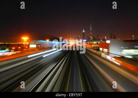 Dubai Metro di notte Foto Stock