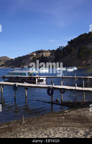 Pontili in legno e le barche nella baia di Cha'lla di Challapampa su Isla del Sol nel Lago Titicaca, Bolivia Foto Stock