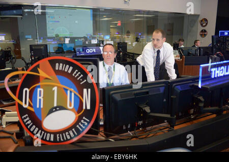 Cape Canaveral, STATI UNITI D'AMERICA. 05 dic 2014. NASA pre-lancio Flight Director Richard LaBrode (sinistra) e Doug Haskovec (destro) da elettrica e meccanica per lavori di gruppo verso la soluzione del problema che ha rinviato il lancio della NASA il veicolo spaziale Orion Dicembre 5, 2014 a Cape Canaveral, in Florida. La Orion senza equipaggio navicella orbiterà terra due volte, raggiungendo una quota di circa 3.600 miglia sopra la terra prima dello sbarco nell'Oceano Pacifico. Credito: Planetpix/Alamy Live News Foto Stock