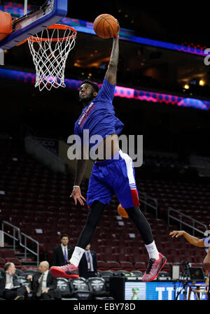 24 novembre 2014: PHILADELPHIA 76ers avanti JaKarr Sampson (9) va per le dunk prima del gioco NBA tra il Portland Trail Blazers e la Philadelphia 76ers presso la Wells Fargo Center di Philadelphia, Pennsylvania. Foto Stock