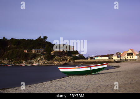 Tempo di esposizione lungo della barca sulla spiaggia sabbiosa Fotografato di notte su Isla del Sol nel Lago Titicaca, Bolivia Foto Stock