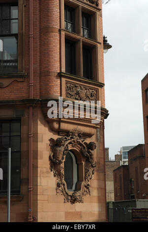 Ritratto Solare pietra arenaria rossa mattoni Eliot House, con finestra ovale sculture cherubino, Deansgate al Jackson's Row, Manchester, Regno Unito Foto Stock