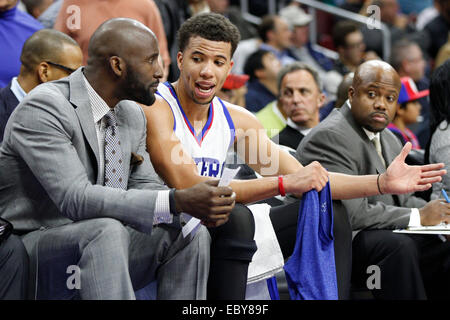 24 novembre 2014: PHILADELPHIA 76ers guard Michael Carter-Williams (1) parla di cose oltre con assistant coach Lloyd Pierce durante il gioco NBA tra il Portland Trail Blazers e la Philadelphia 76ers presso la Wells Fargo Center di Philadelphia, Pennsylvania. Il Portland Trail Blazers ha vinto 114-104. Foto Stock