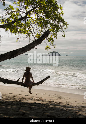 Una donna gode di una spiaggia incontaminata in Costa Rica Foto Stock