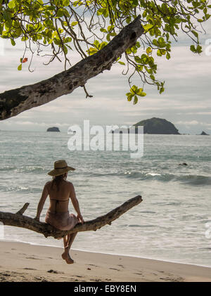 Una donna gode di una spiaggia incontaminata in Costa Rica Foto Stock