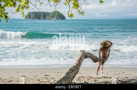 Una donna gode di una spiaggia incontaminata in Costa Rica Foto Stock